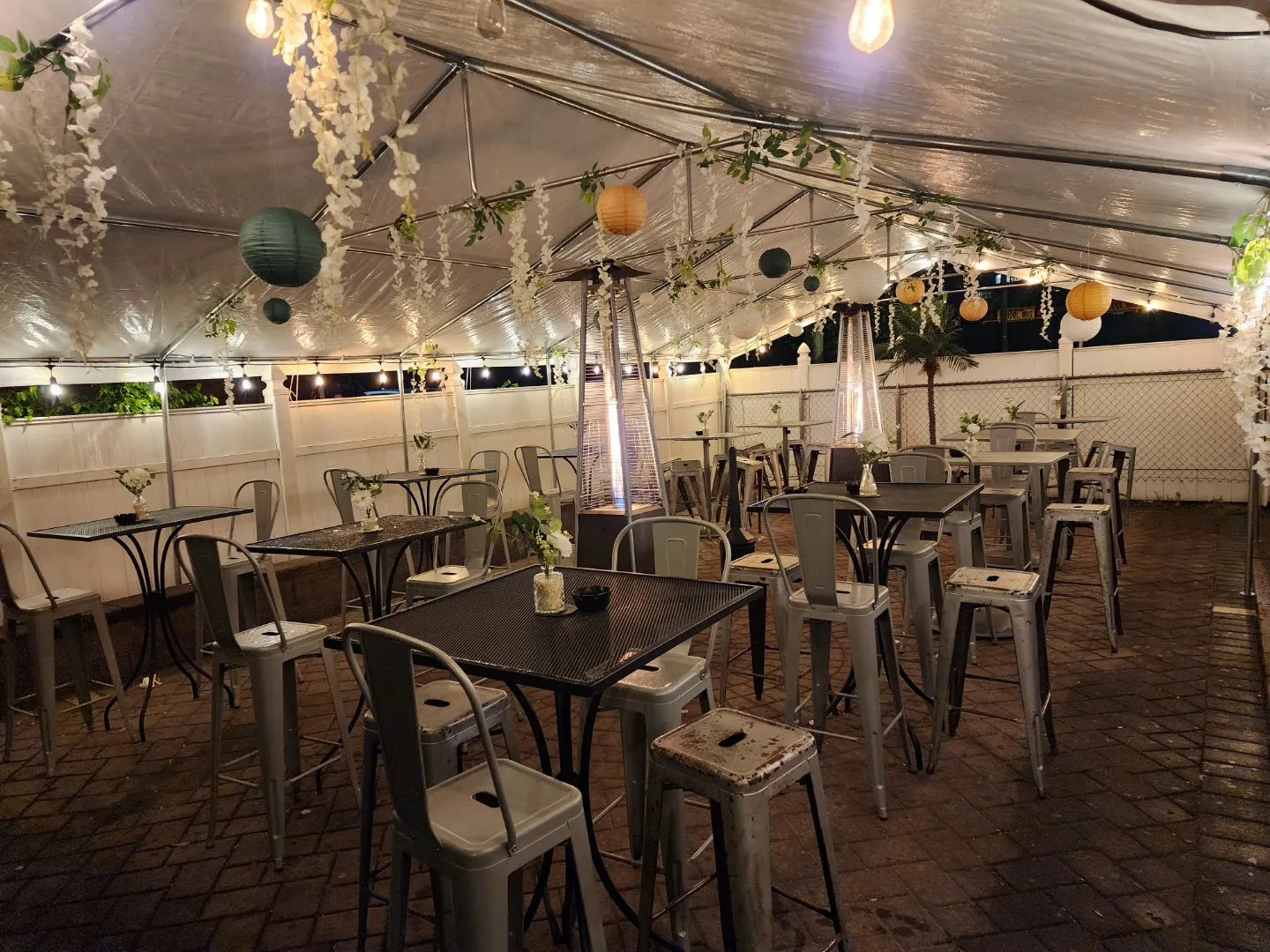 Castaway Restaurant & Bar